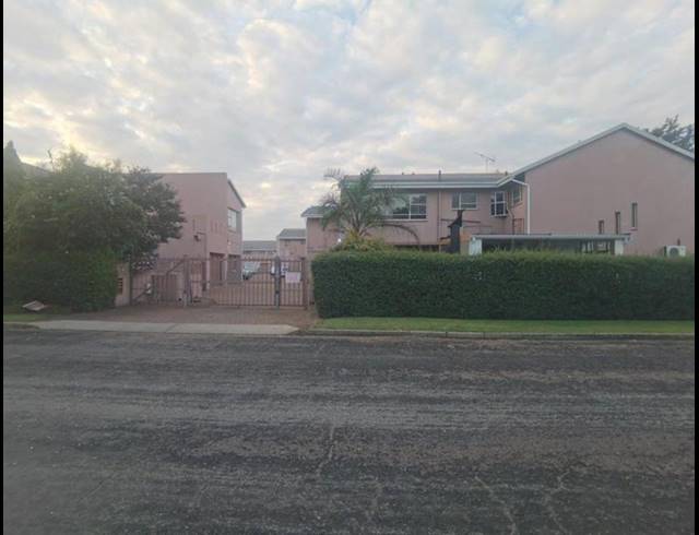 2 BEDROOM TOWNHOUSE FOR SALE IN BRACKENHURST